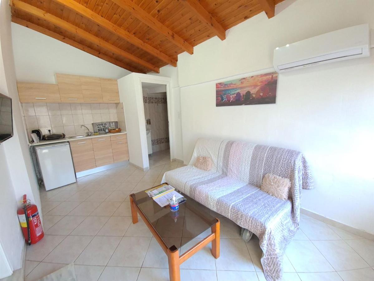 G-George Apartments By The Sea And Airport Liadha Ngoại thất bức ảnh