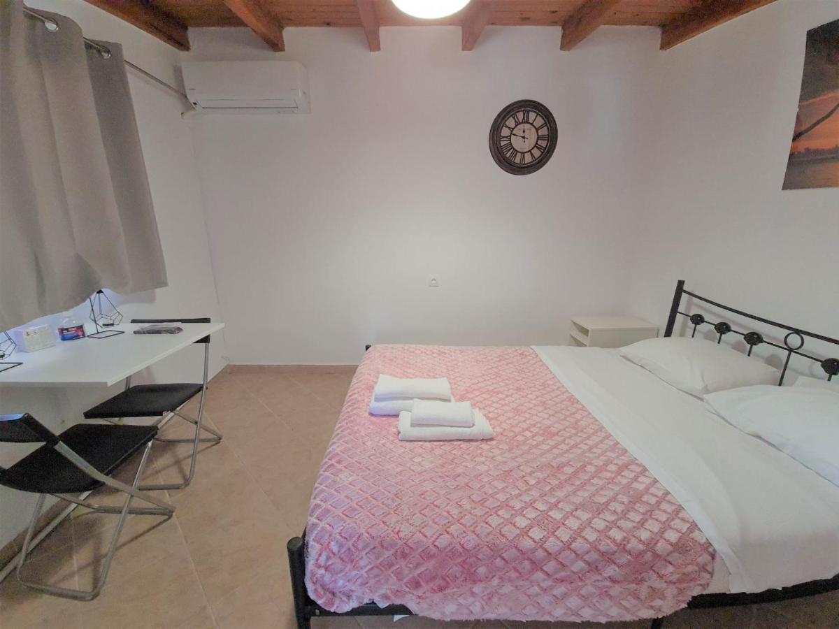 G-George Apartments By The Sea And Airport Liadha Ngoại thất bức ảnh