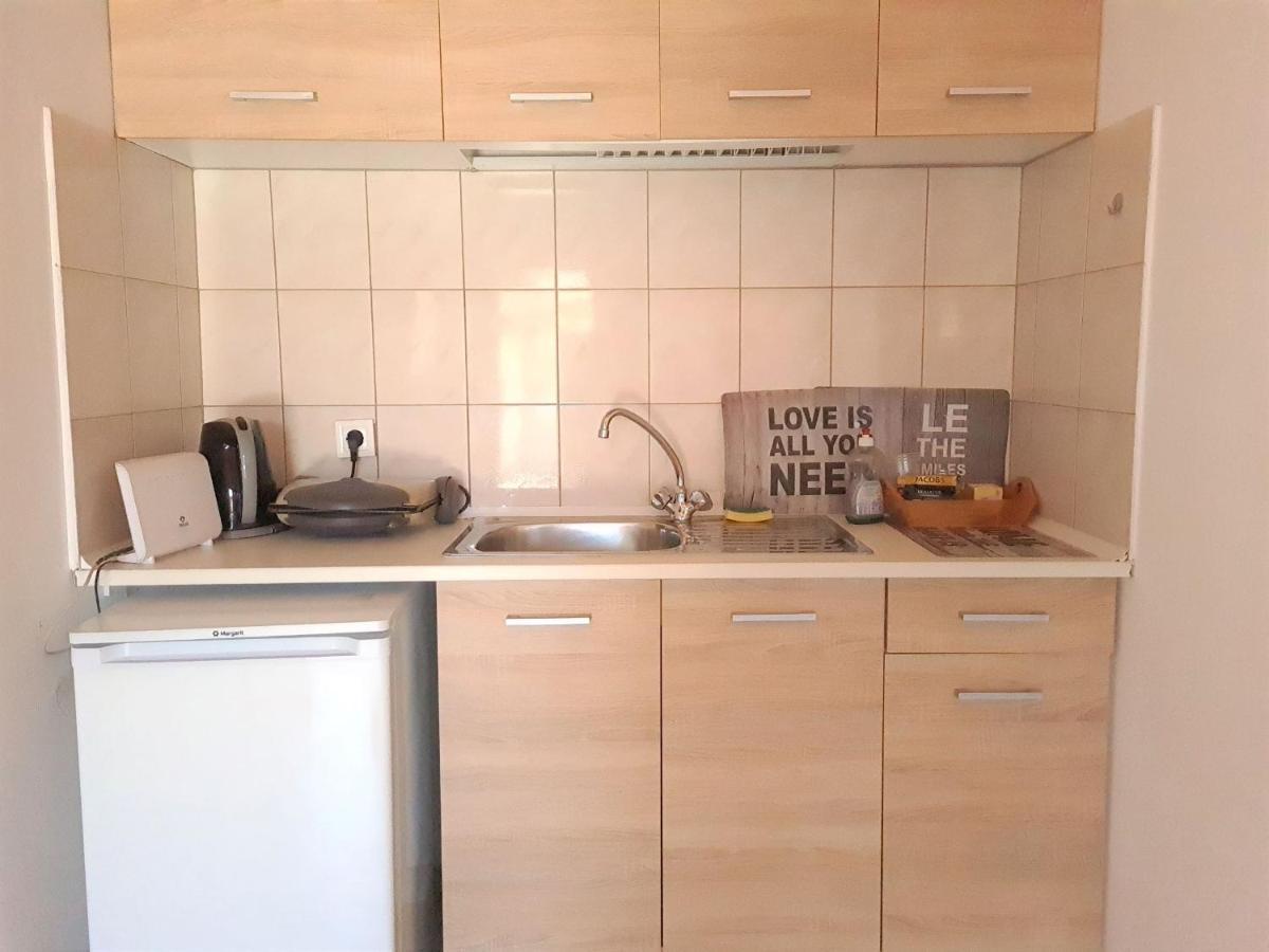 G-George Apartments By The Sea And Airport Liadha Ngoại thất bức ảnh