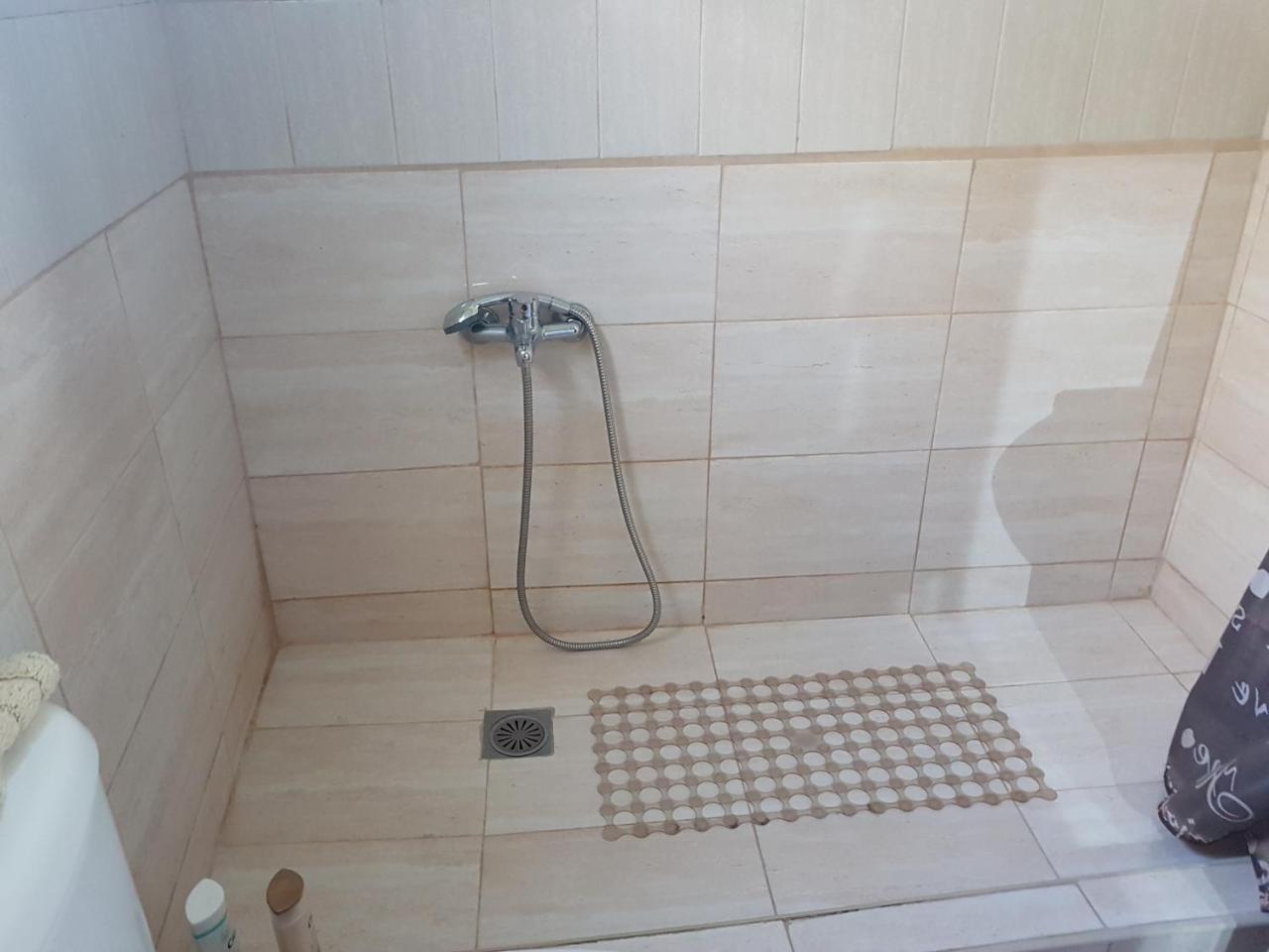 G-George Apartments By The Sea And Airport Liadha Ngoại thất bức ảnh