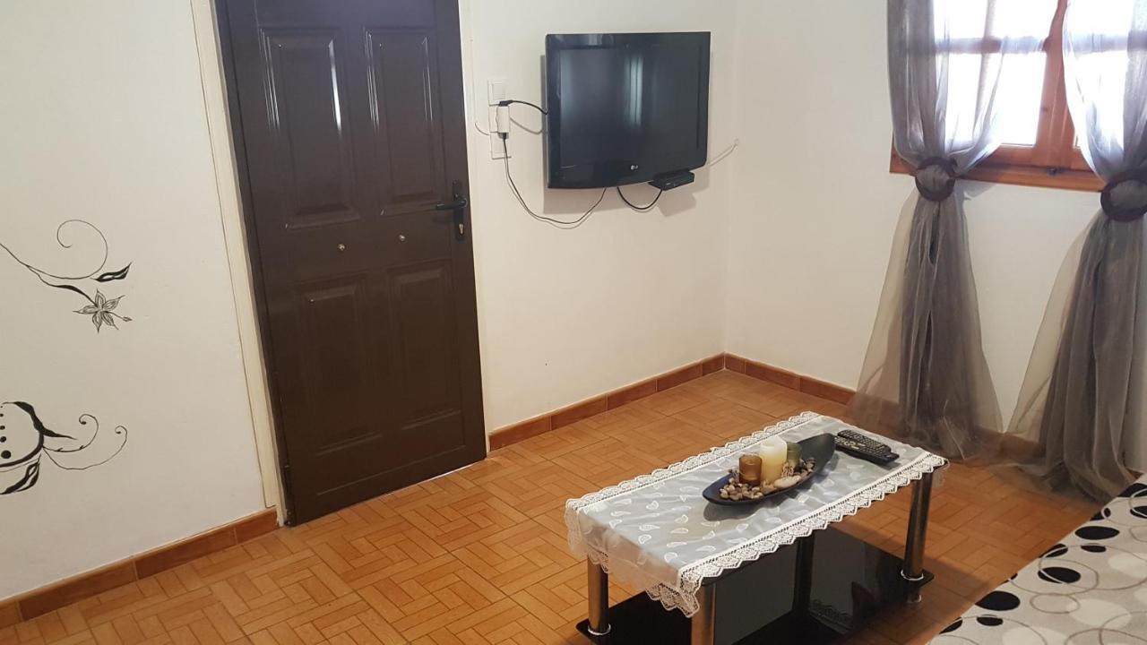 G-George Apartments By The Sea And Airport Liadha Ngoại thất bức ảnh