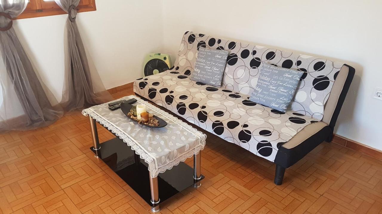 G-George Apartments By The Sea And Airport Liadha Ngoại thất bức ảnh