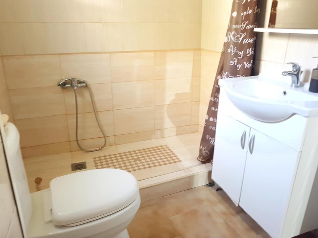 G-George Apartments By The Sea And Airport Liadha Ngoại thất bức ảnh